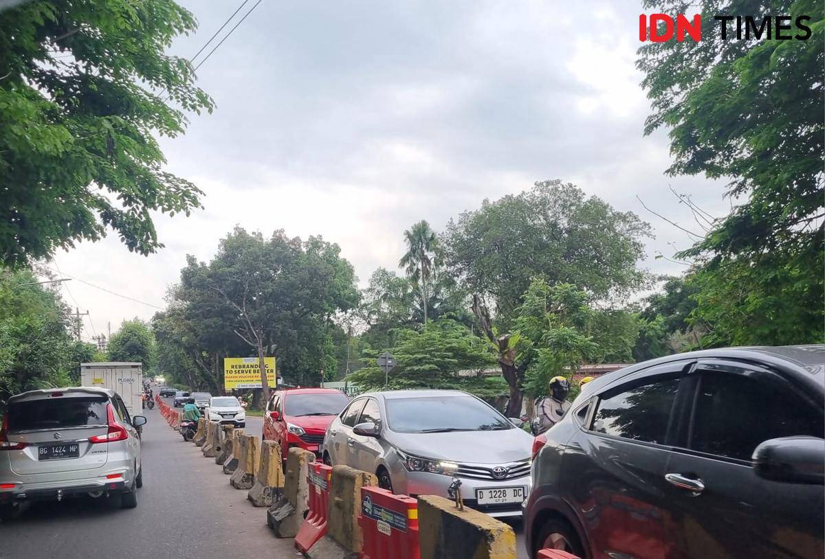 Arus lalu lintas di Jalan AKBP Cek Agus Palembang (IDN Times/Rangga Erfizal)