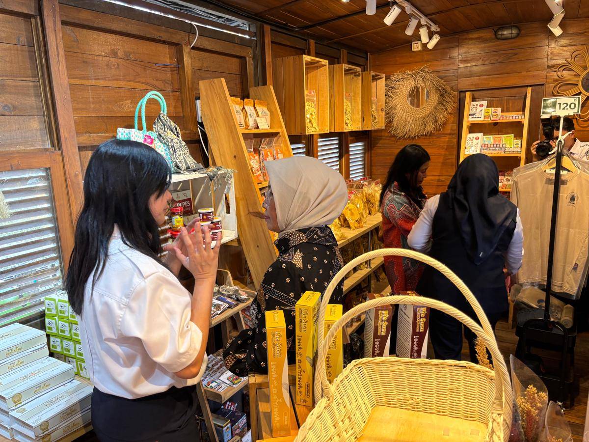 Gerbong Oleh-Oleh di Loko Café Malioboro.