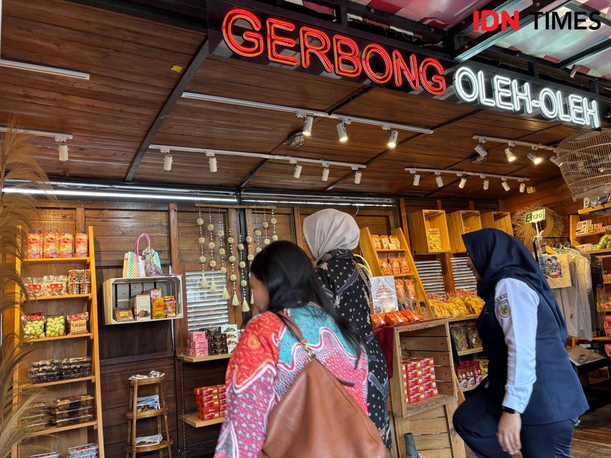 Gerbong Oleh-Oleh di Loko Café Malioboro. 