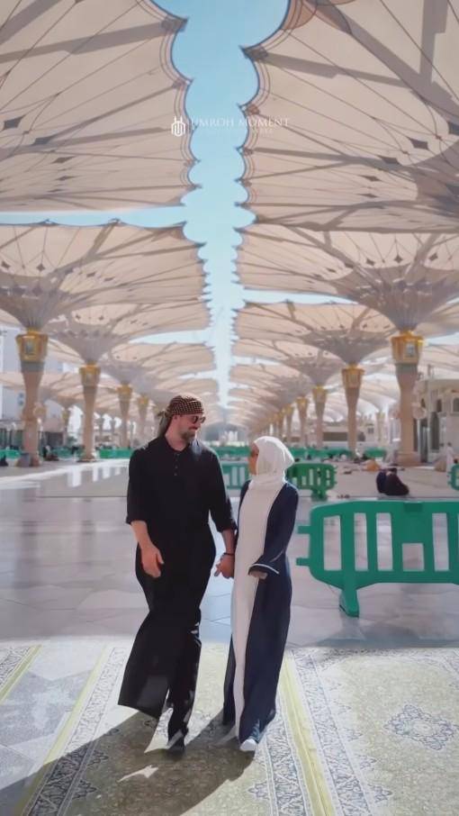 Sarah Azhari dan Keluarga Ibadah Umrah (instagram.com/sazarita)