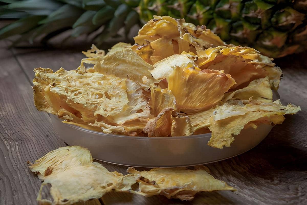 ilustrasi sajian keripik nanas