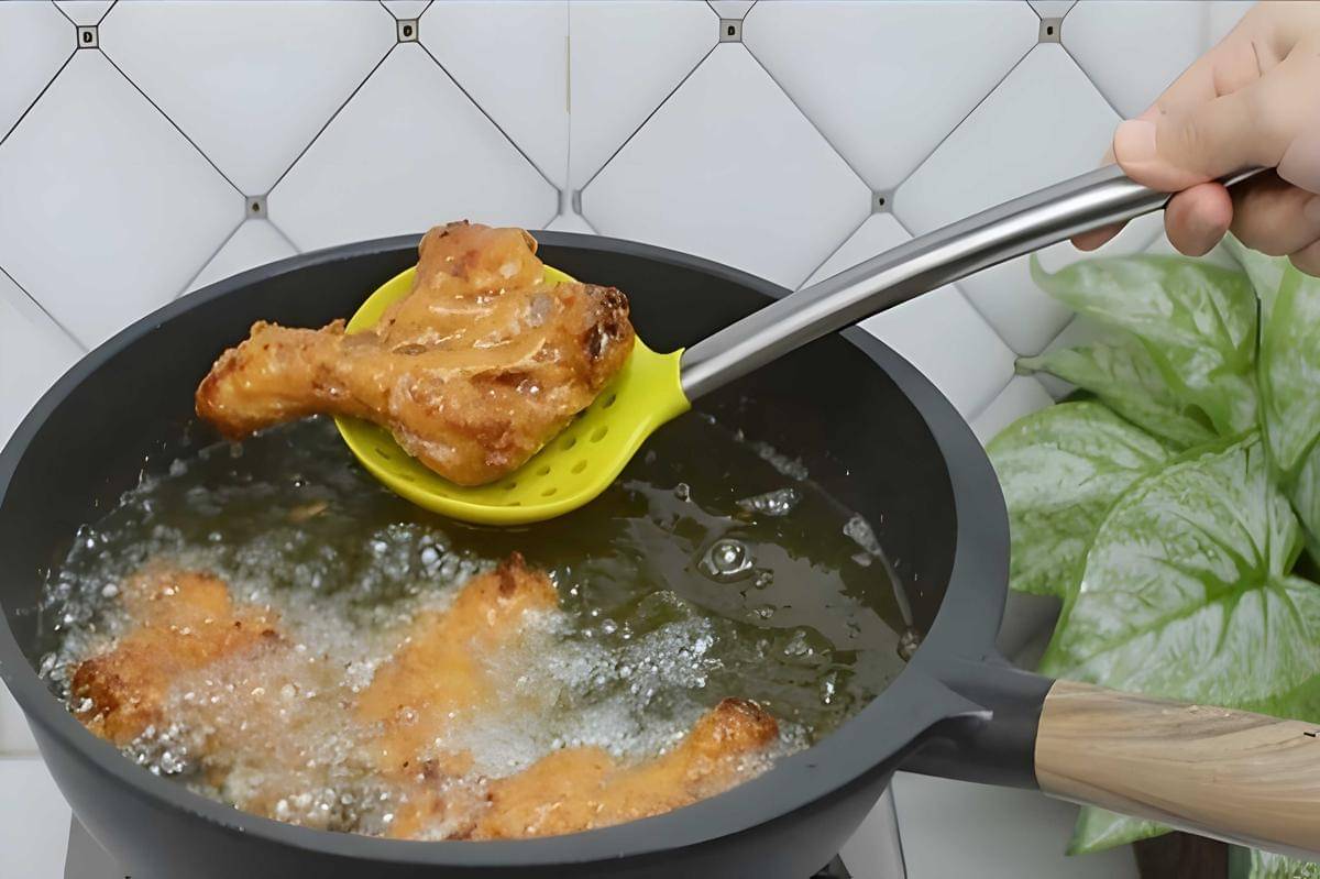 ilustrasi menggoreng daging ayam 