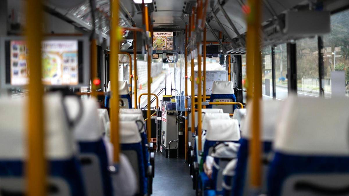 potret interior bus di Jepang (pexels.com/Marek Piwnicki)