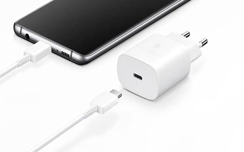 ilustrasi charger yang mendukung fitur Fast Charging