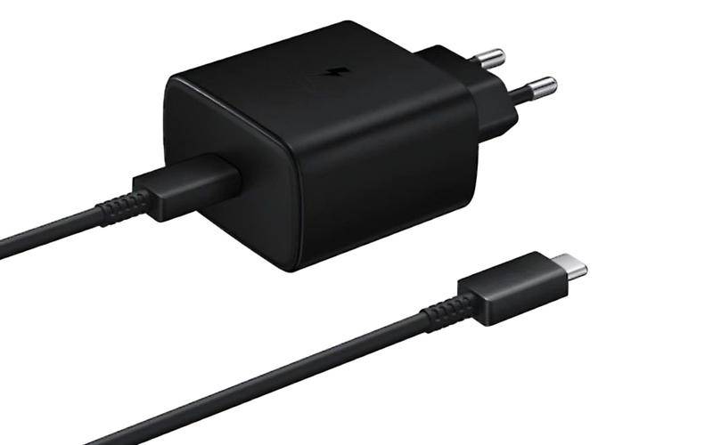 ilustrasi charger dan kabel yang kompatibel dengan fitur Fast Charging