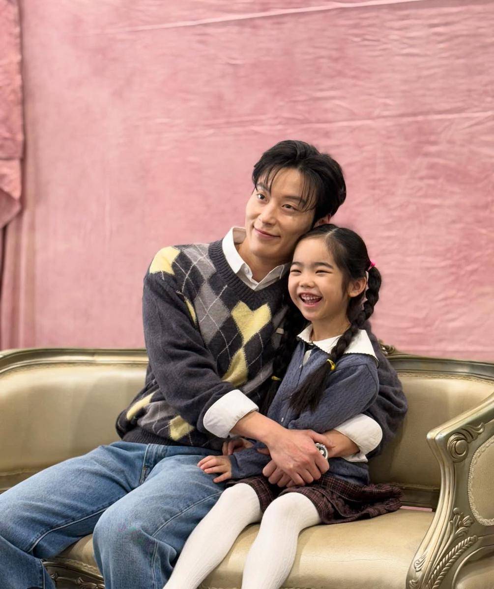 Oh Eun Seo bersama Heo Nam Jun di balik layar A Hundred Memories (instagram.com/5_eun_seo)