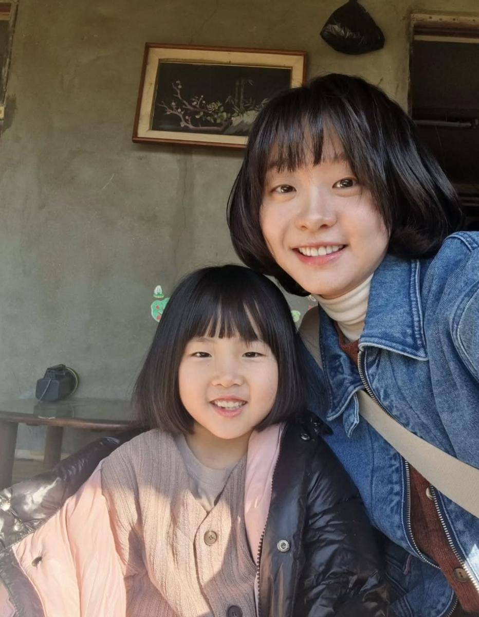Park Ji Yun bersama Kim Da Mi di balik layar A Hundred Memories (instagram.com/parkjiyun_073)