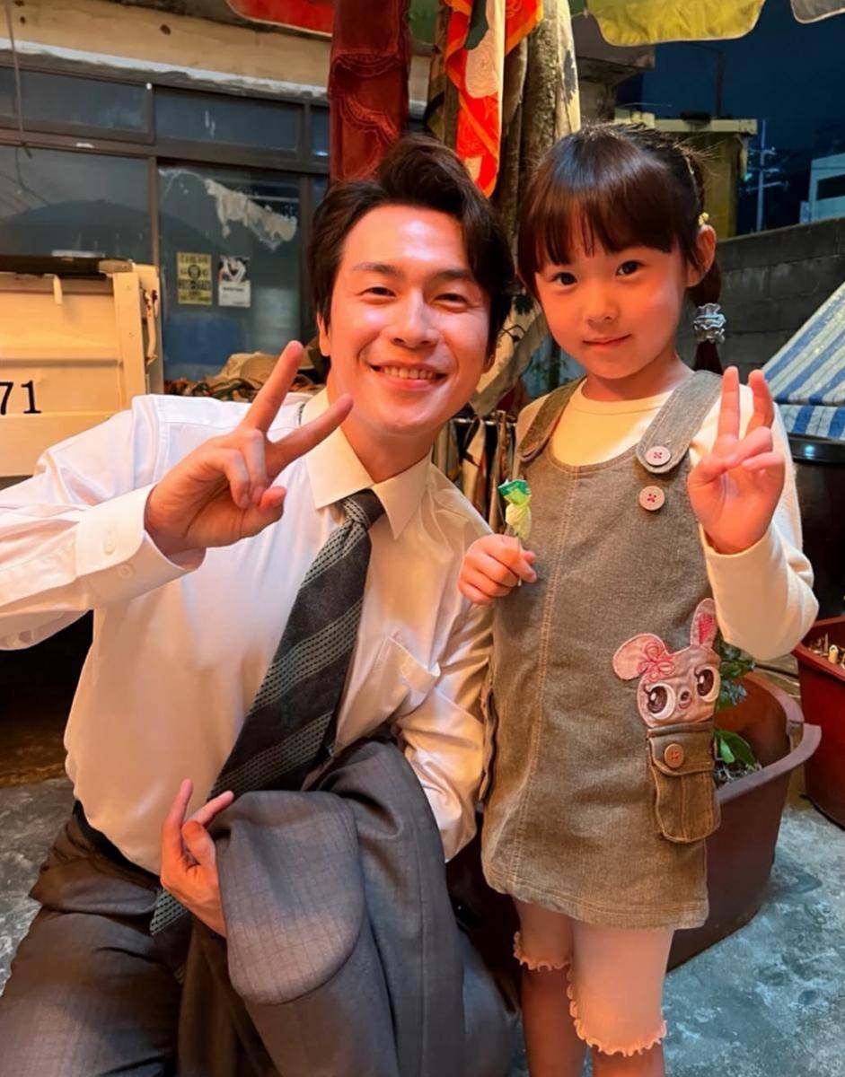 Lee Chae Yoo bersama Lee Jae Won di balik layar A Hundred Memories (instagram.com/lovely190403)
