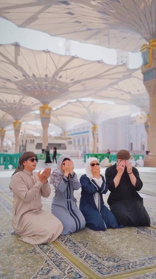 Sarah Azhari dan Keluarga Ibadah Umrah (instagram.com/sazarita)