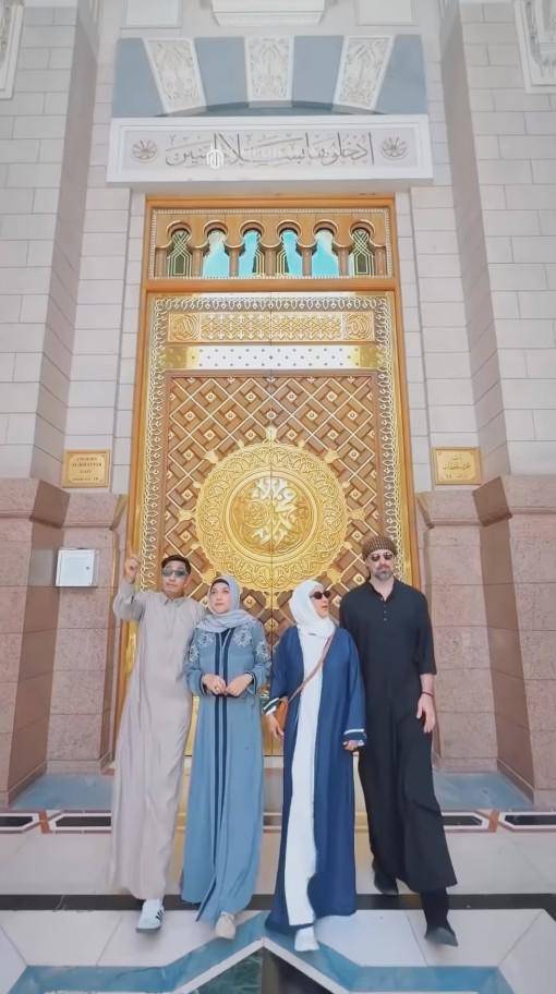 Sarah Azhari dan Keluarga Ibadah Umrah (instagram.com/sazarita)
