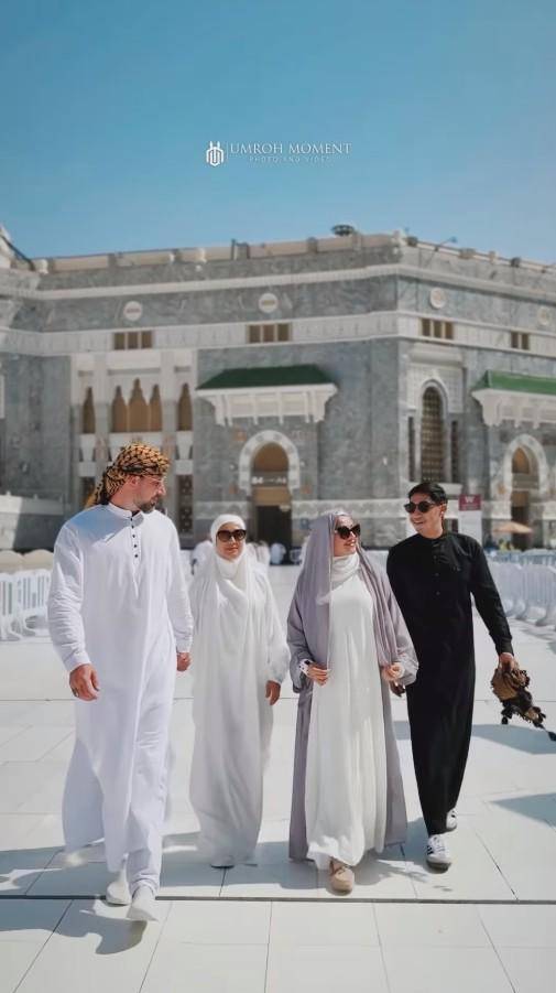 Sarah Azhari dan Keluarga Ibadah Umrah (instagram.com/sazarita)