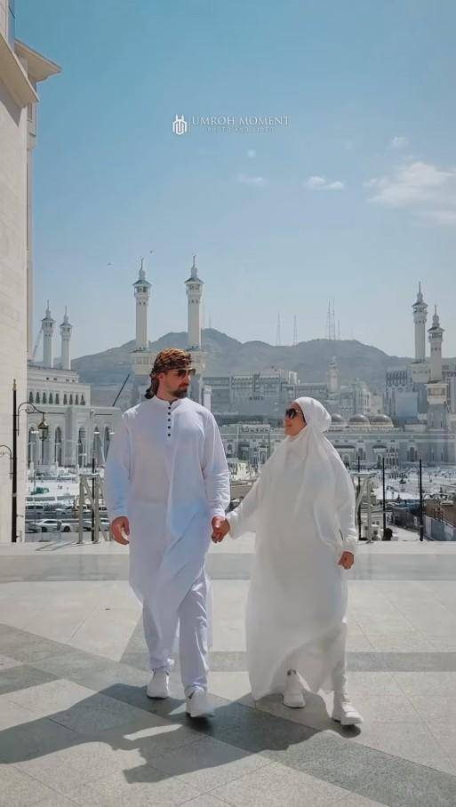 Sarah Azhari dan Keluarga Ibadah Umrah (instagram.com/sazarita)