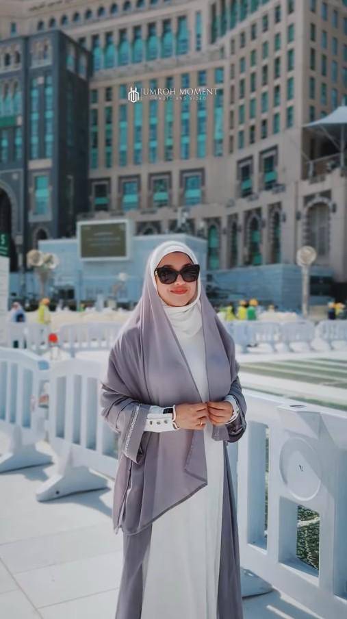 Sarah Azhari dan Keluarga Ibadah Umrah (instagram.com/sazarita)