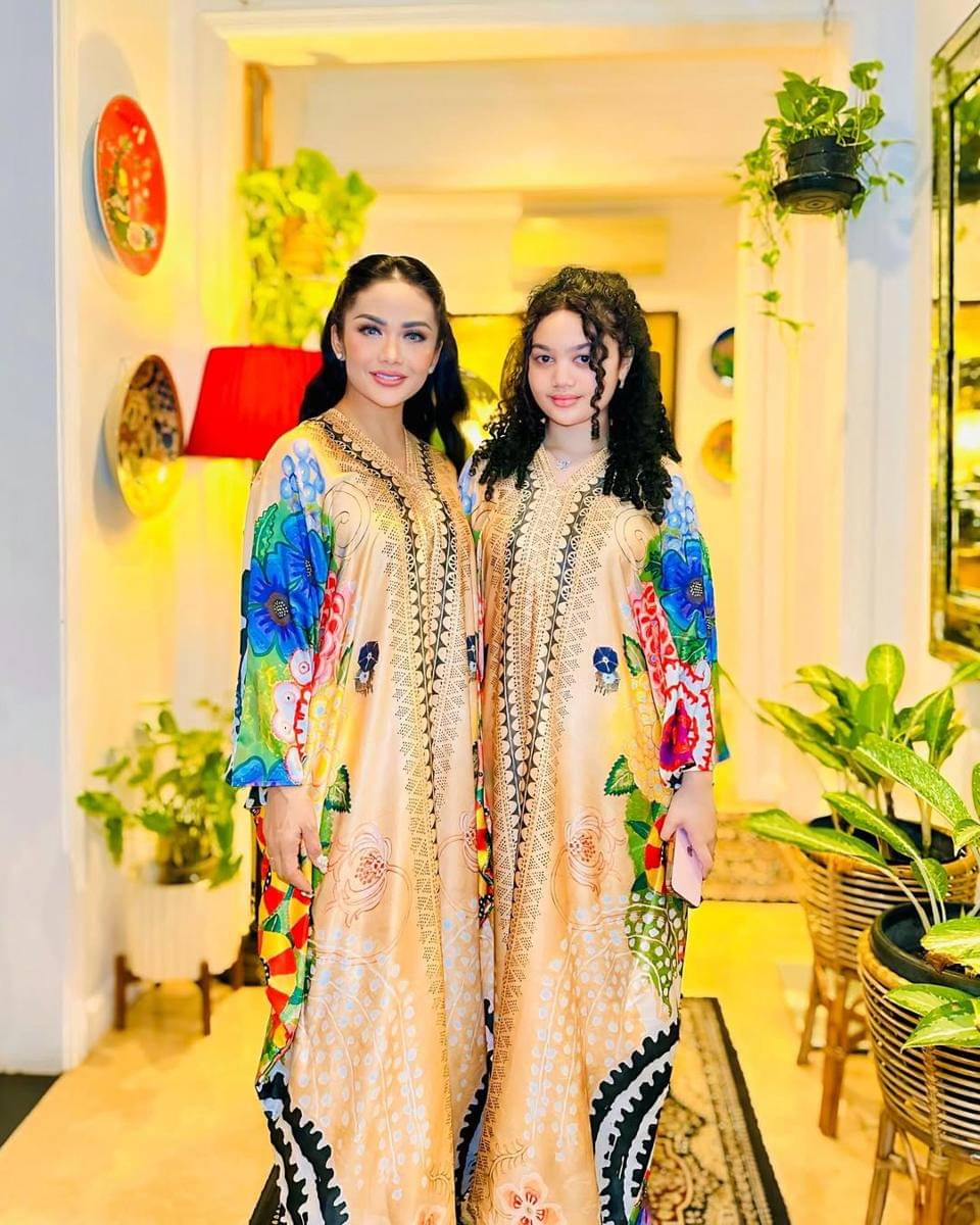 Krisdayanti dan Amora Lemos