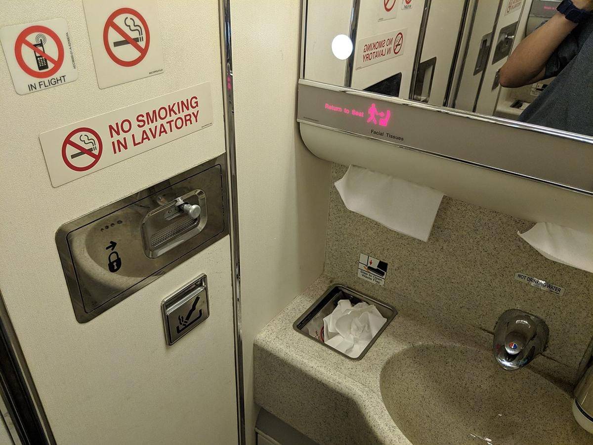 ilustrasi toilet pesawat (commons.wikimedia.org/Michael Ocampo)