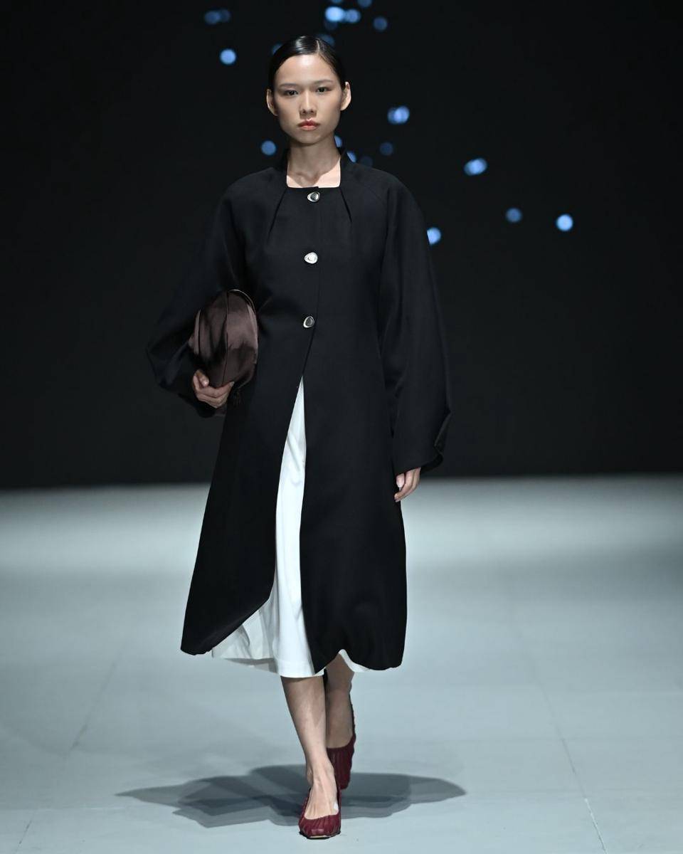 Koleksi Hian Tjen for Josephine Anni bertajuk “Marée” di Plaza Indonesia Fashion Week (PIFW) 2025. (dok. PIFW)