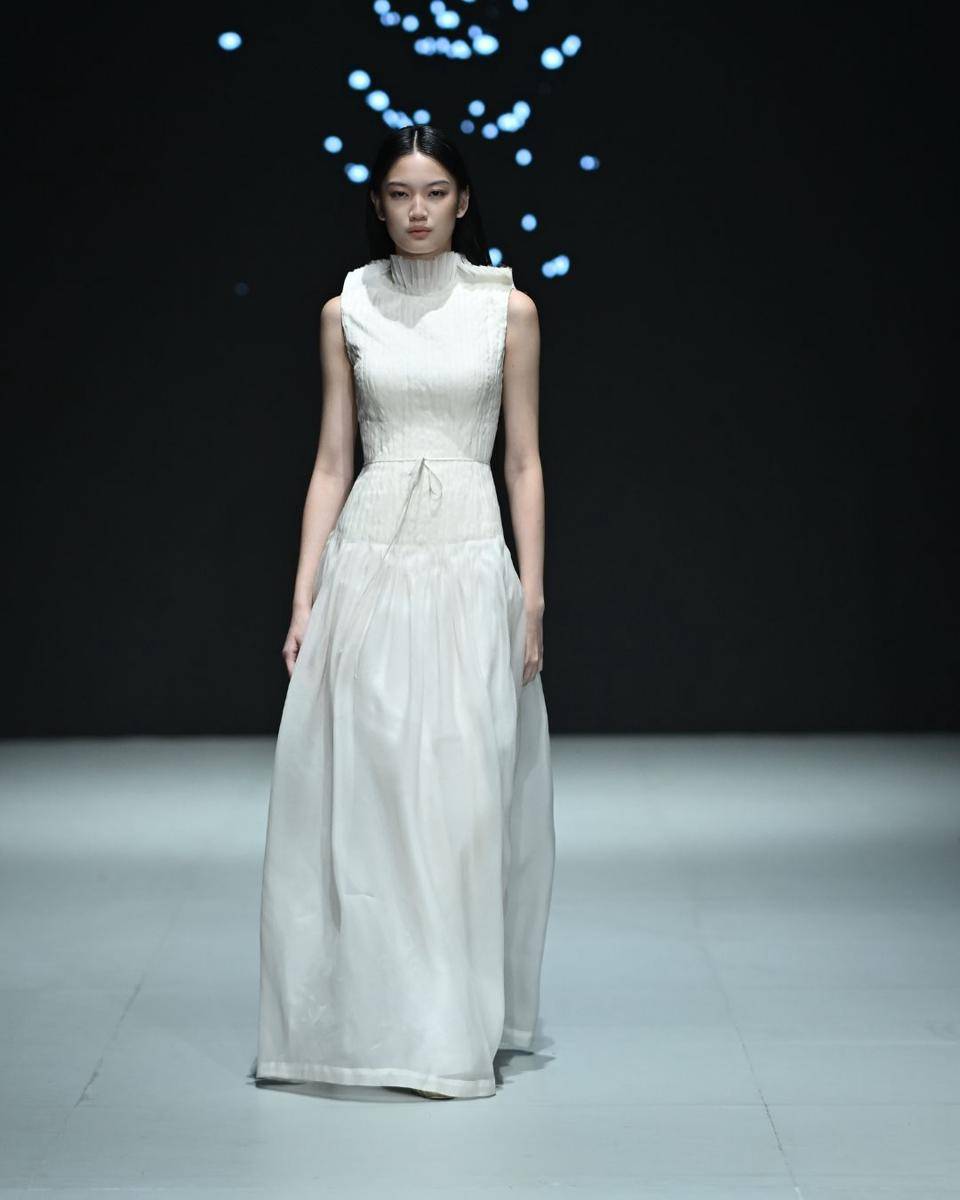 Koleksi Hian Tjen for Josephine Anni bertajuk “Marée” di Plaza Indonesia Fashion Week (PIFW) 2025. (dok. PIFW)