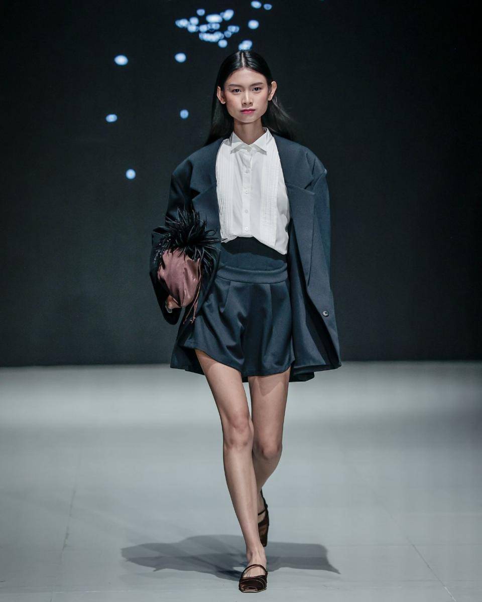 Koleksi Hian Tjen for Josephine Anni bertajuk “Marée” di Plaza Indonesia Fashion Week (PIFW) 2025. (dok. PIFW)