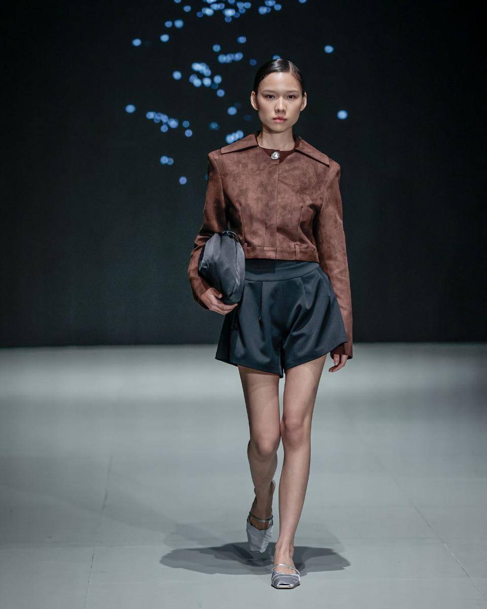Koleksi Hian Tjen for Josephine Anni bertajuk “Marée” di Plaza Indonesia Fashion Week (PIFW) 2025. (dok. PIFW)
