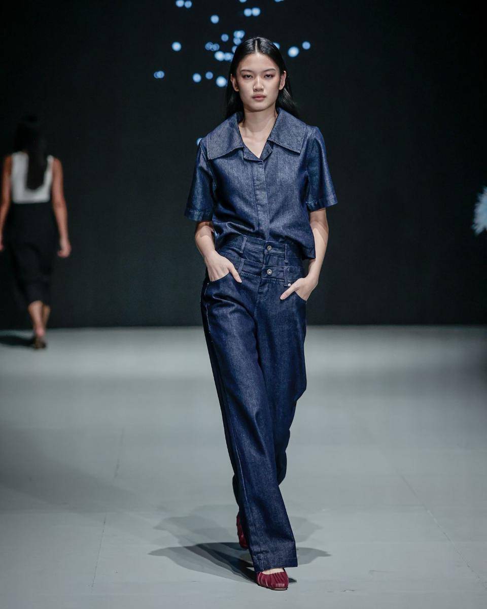 Koleksi Hian Tjen for Josephine Anni bertajuk “Marée” di Plaza Indonesia Fashion Week (PIFW) 2025. (dok. PIFW)