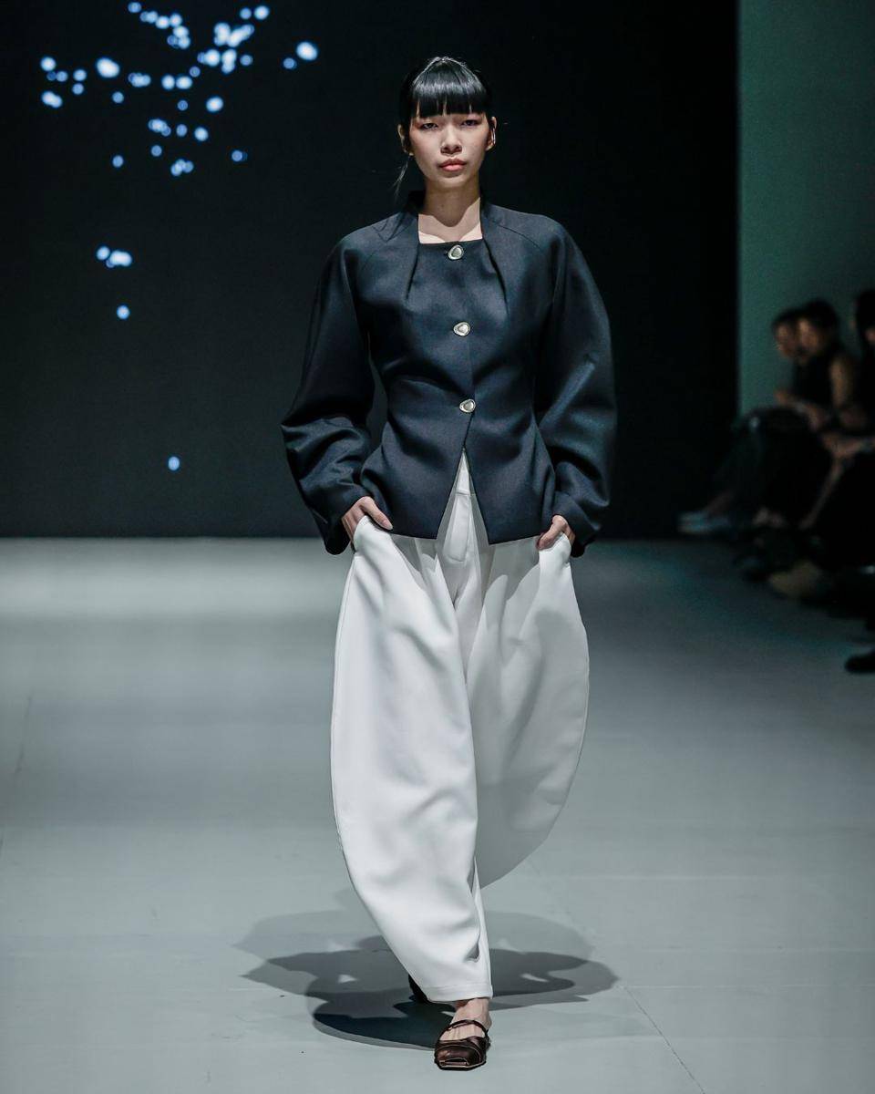 Koleksi Hian Tjen for Josephine Anni bertajuk “Marée” di Plaza Indonesia Fashion Week (PIFW) 2025. (dok. PIFW)