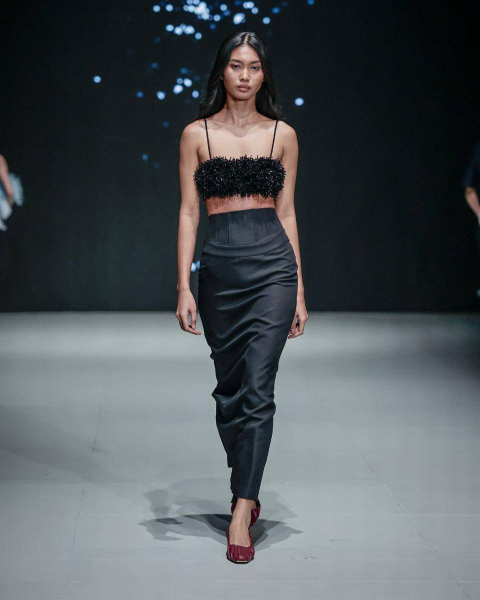 Koleksi Hian Tjen for Josephine Anni bertajuk “Marée” di Plaza Indonesia Fashion Week (PIFW) 2025. (dok. PIFW)