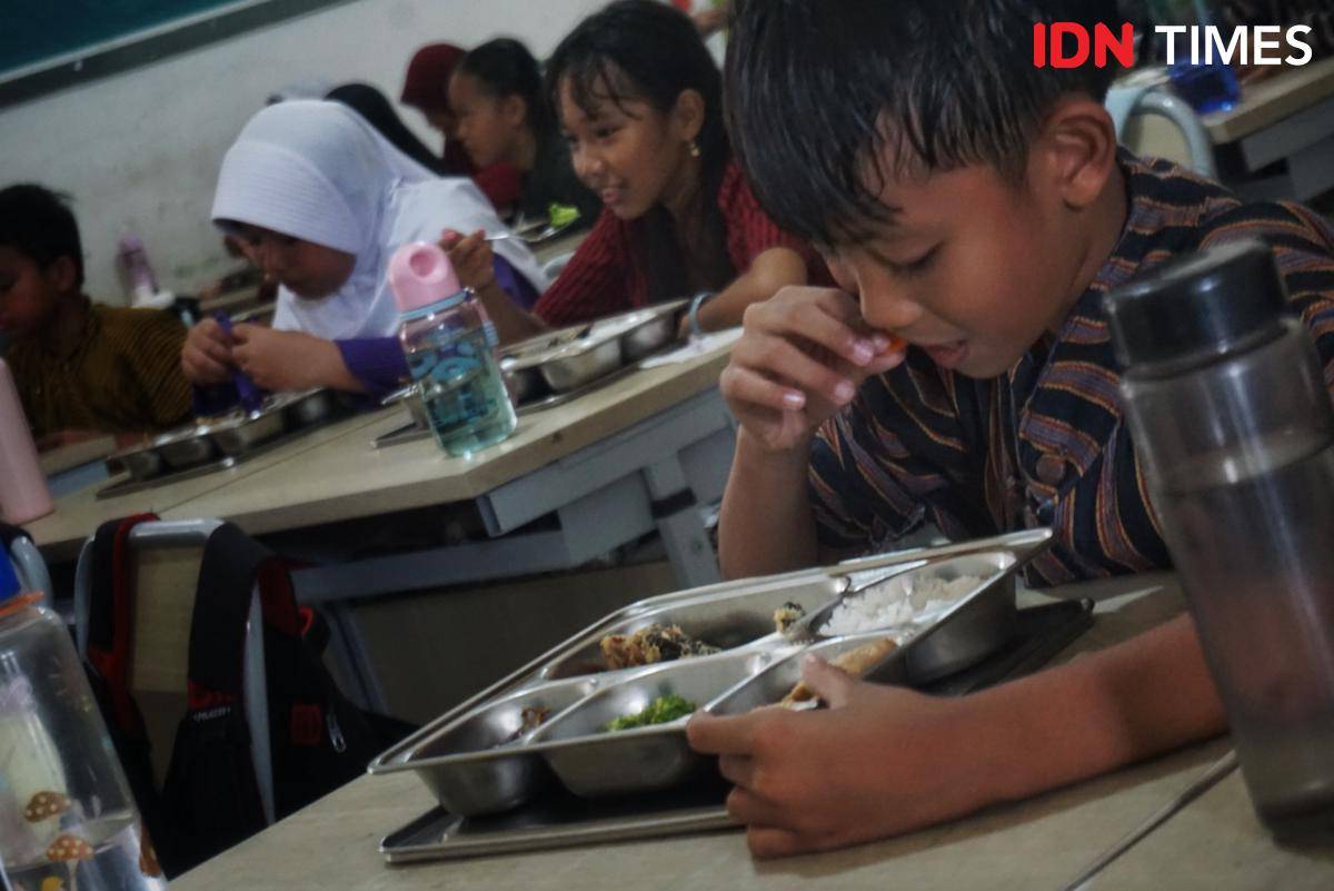 Pelaksanaan program Makan Bergizi Gratis (MBG) di salah satu sekolah wilayah Kota Yogyakarta. (IDN Times/Tunggul)