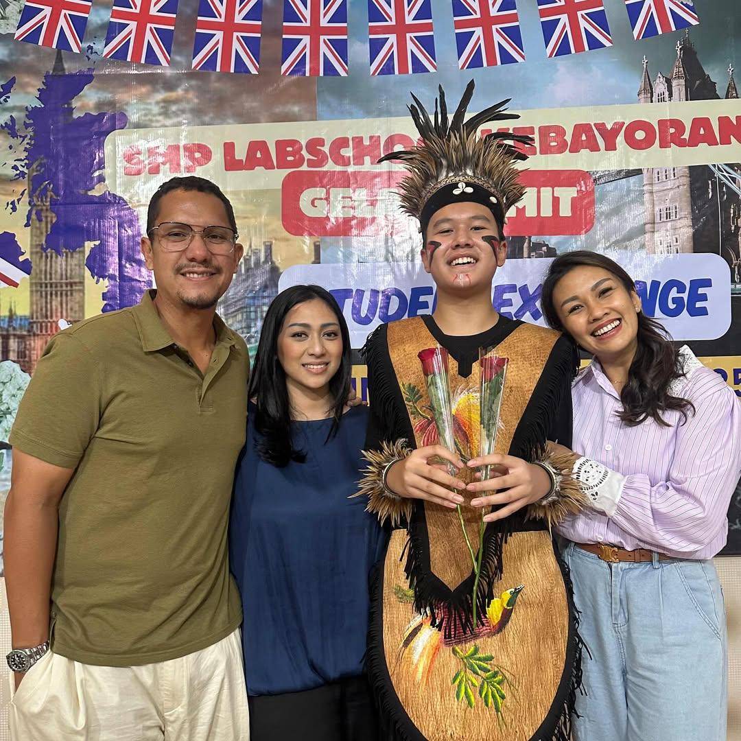 Melanie Putria dan Angga Puradiredja 
