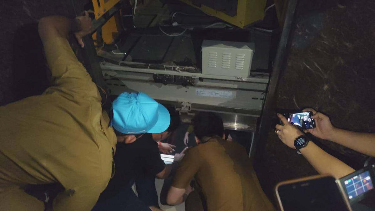 Penyelamatan dua pegawai Pemkot Bandar Lampung di Gedung Pelayanan Satu Atap. (IDN Times/Muhaimin)