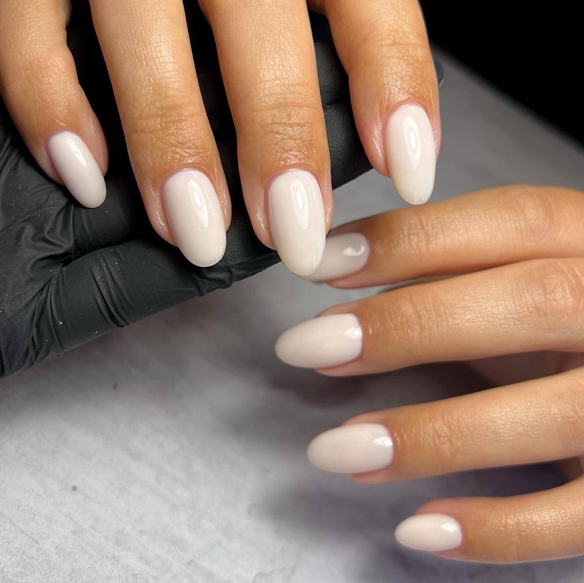 rekomendasi cat kuku ke kantor (instagram.com/learnahstarbuck_nailartist)