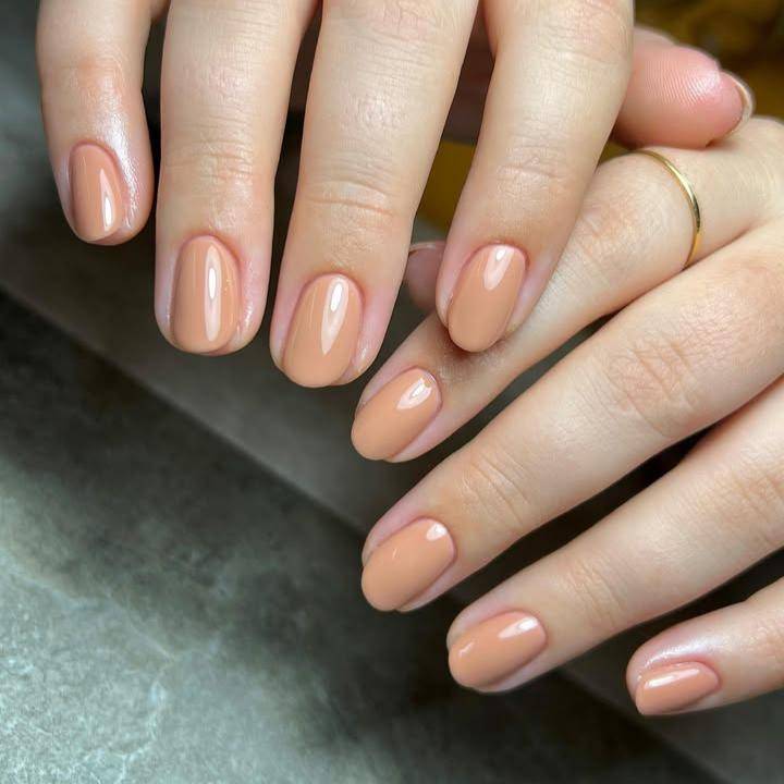 rekomendasi cat kuku ke kantor (instagram.com/learnahstarbuck_nailartist)