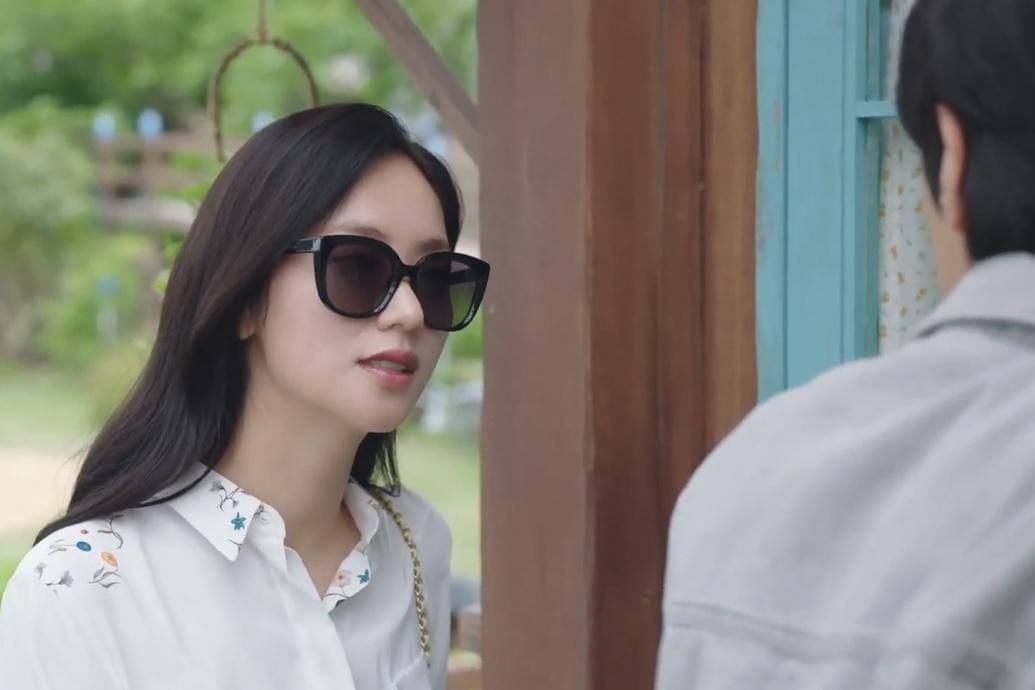 Kim Yeong Ran (Jeon Yeo Been) dan Jeon Dong Min (Jung Jin Young) dalam drakor Ms. Incognito (dok. Vidio/Ms. Incognito)