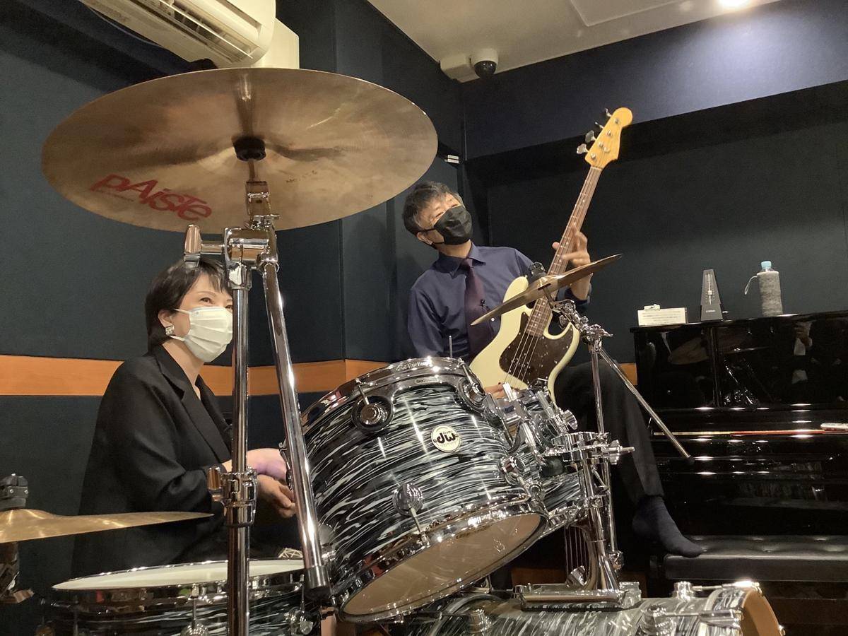 Sanae Takaichi bermain drum (x.com/@takaichi_sanae)