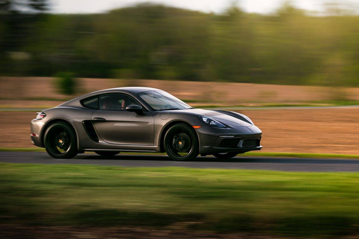 ilustrasi mobil sport (unsplash.com/Kahl Orr)