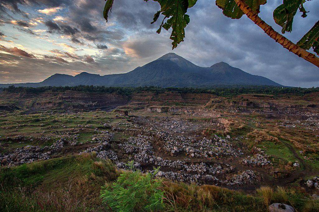 Gunung Penanggungan (wikipedia.org/Gunung Penanggungan) 