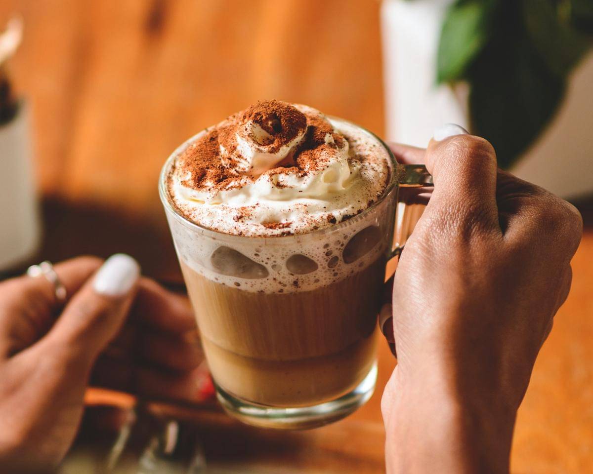 ilustrasi palm sugar oatmilk latte ala kafe