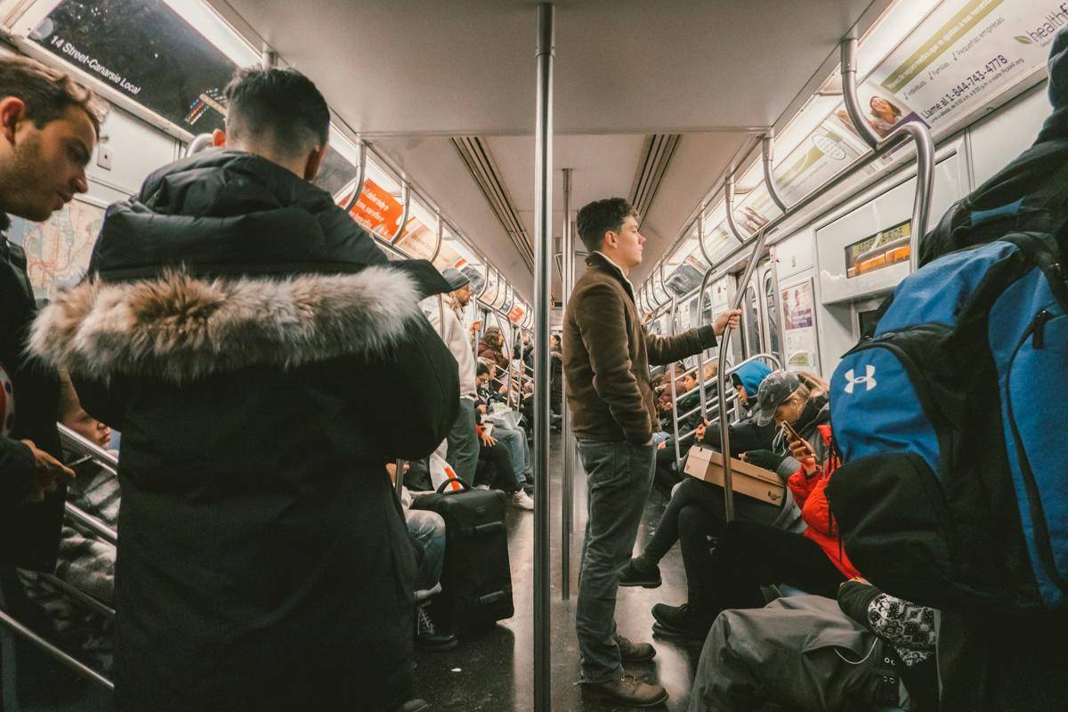 ilustrasi pria di dalam kereta api (unsplash.com/Matthew LeJune)