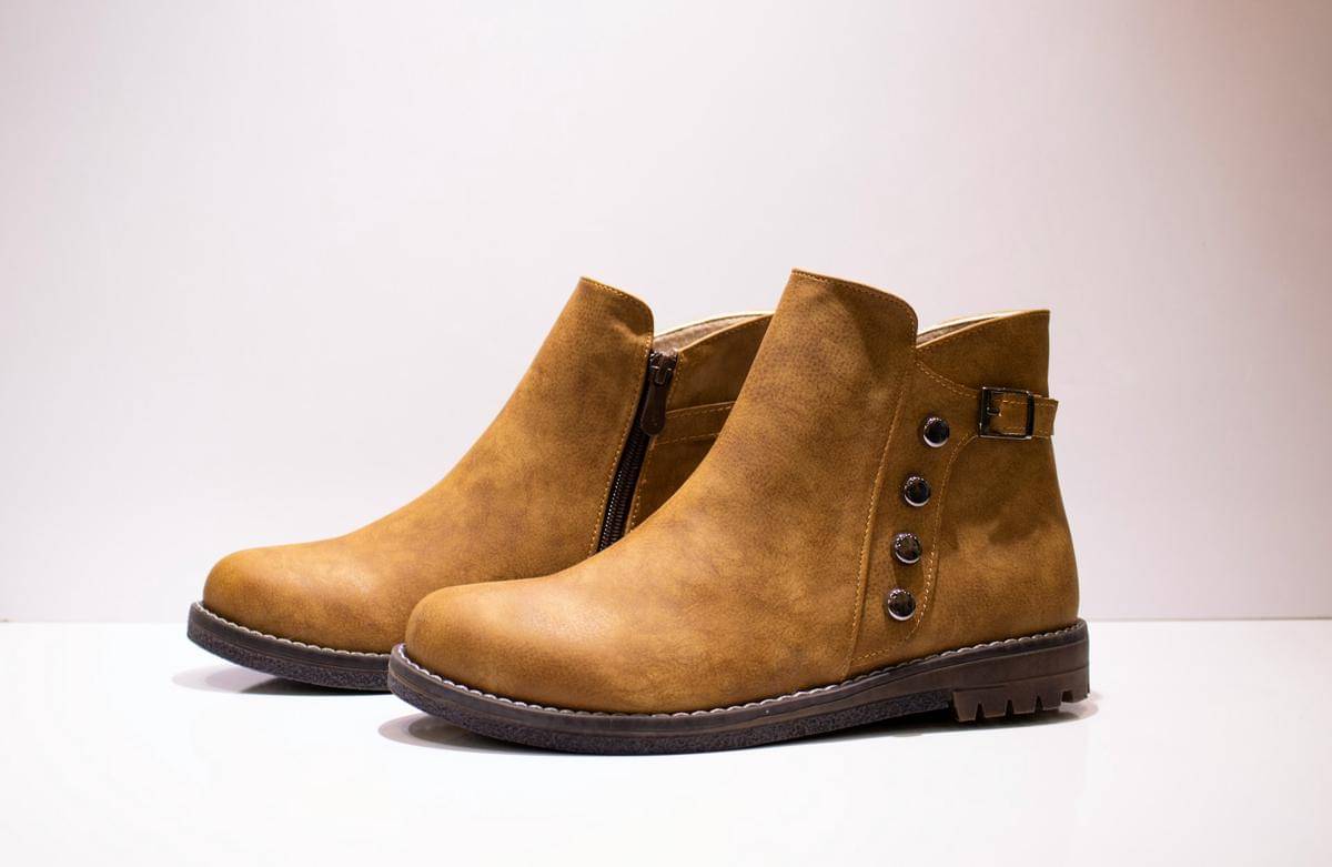 ilustrasi sepatu boots
