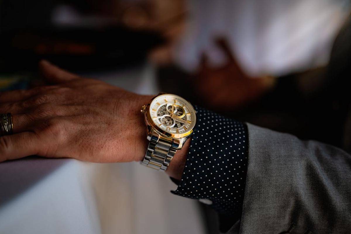 ilustrasi jam tangan stainless steel (pexels.com/Chris F)