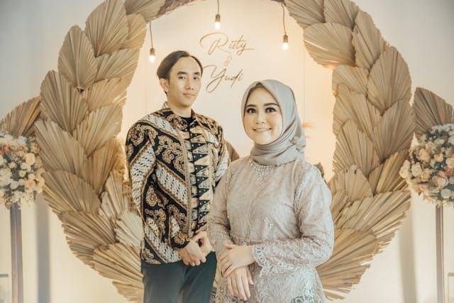 ilustrasi pria memasukkan kemeja ke celana (pexels.com/Febry Arya)