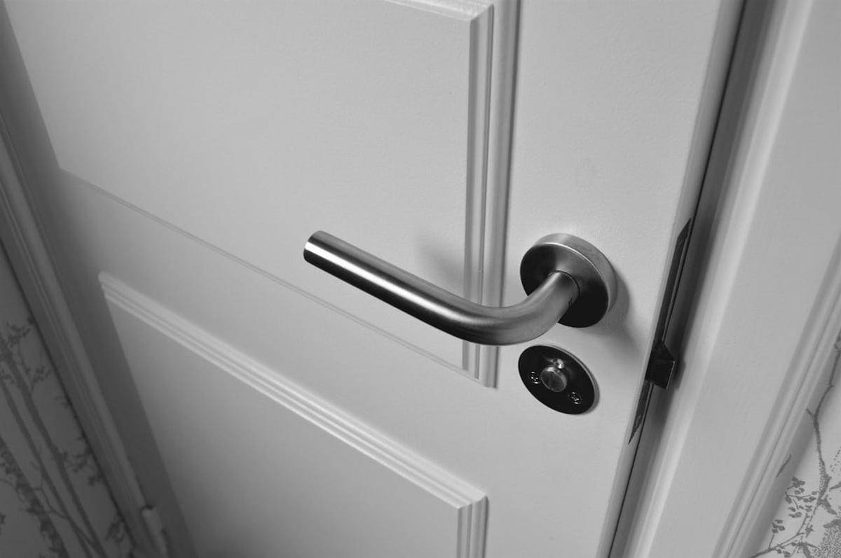 ilustrasi handle pintu (pexels.com/Jonathan Petersson)