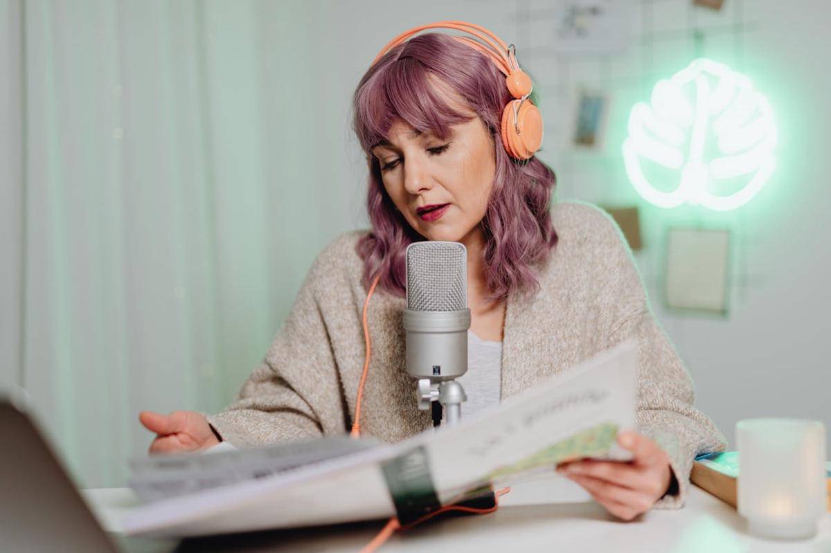 ilustrasi voice over (pexels.com/Kaboompics.com)