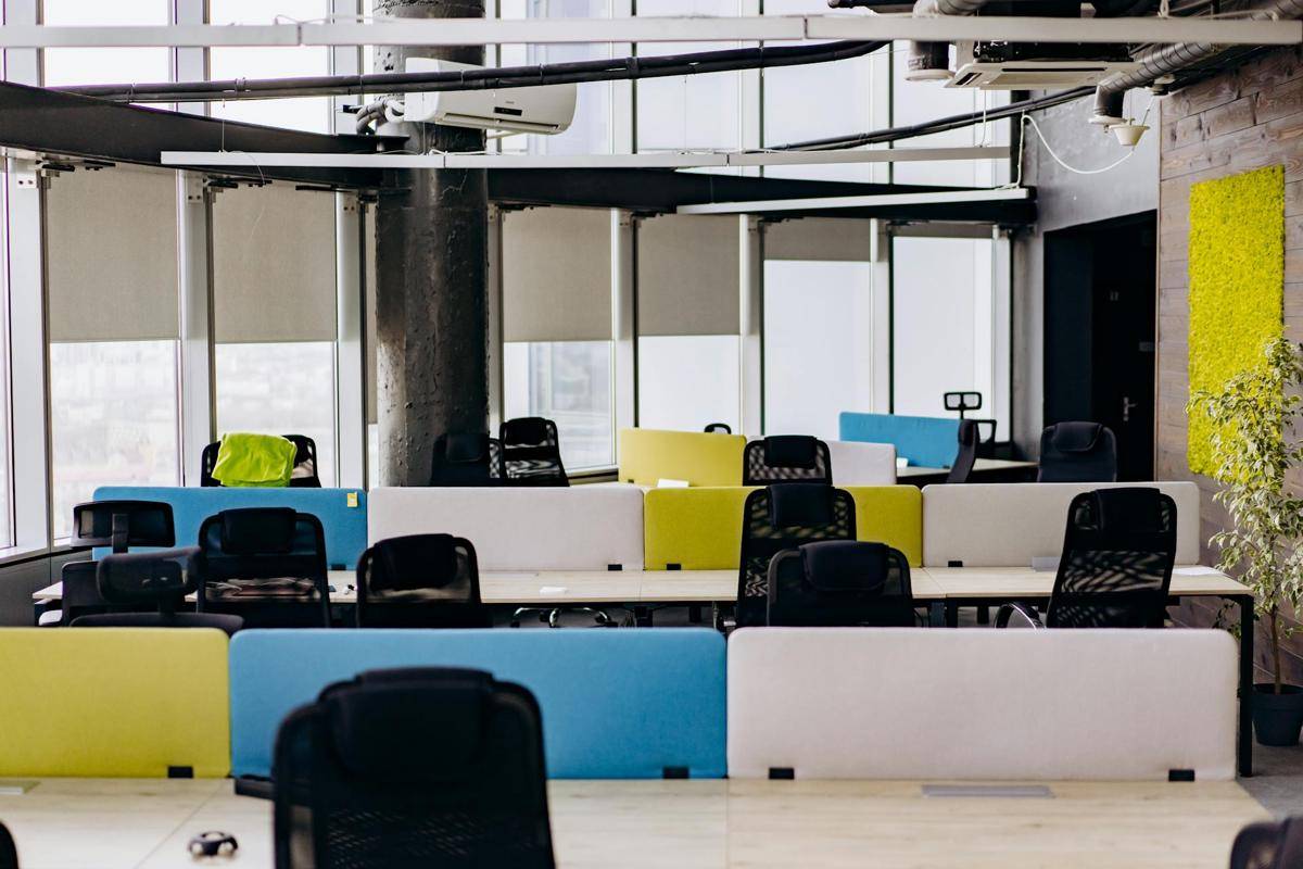 ilustrasi ruang kerja konsep open space (pexels.com/Mikhail Nilov)