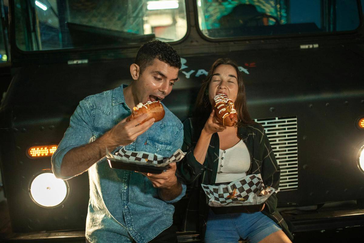 ilustrasi pasangan di street food (pexels.com/RDNE Stock project)