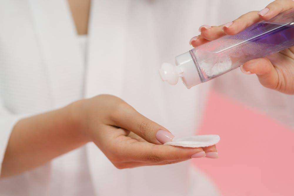 ilustrasi memakai hydrating toner (pexels.com/SHVETS production)