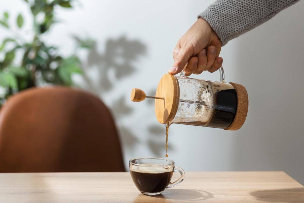 ilustrasi menuangkan kopi yang diseduh dengan metode French press (freepik.com/pikisuperstar)