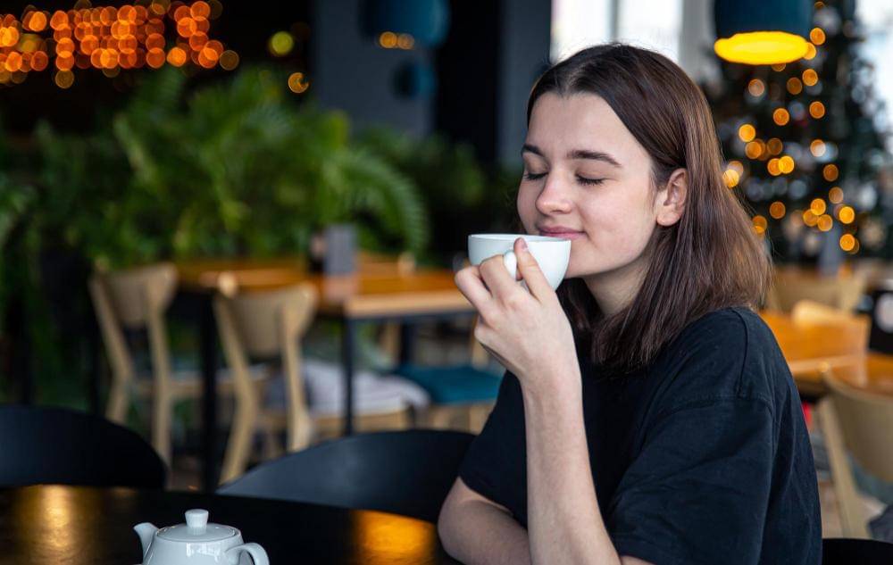 ilustrasi menikmati secangkir kopi (freepik.com/pvproductions)