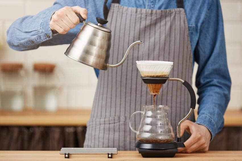 ilustrasi menyeduh kopi (freepik.com/cookie-studio)