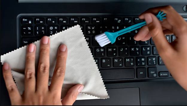 potret sedang membersihkan keyboard 