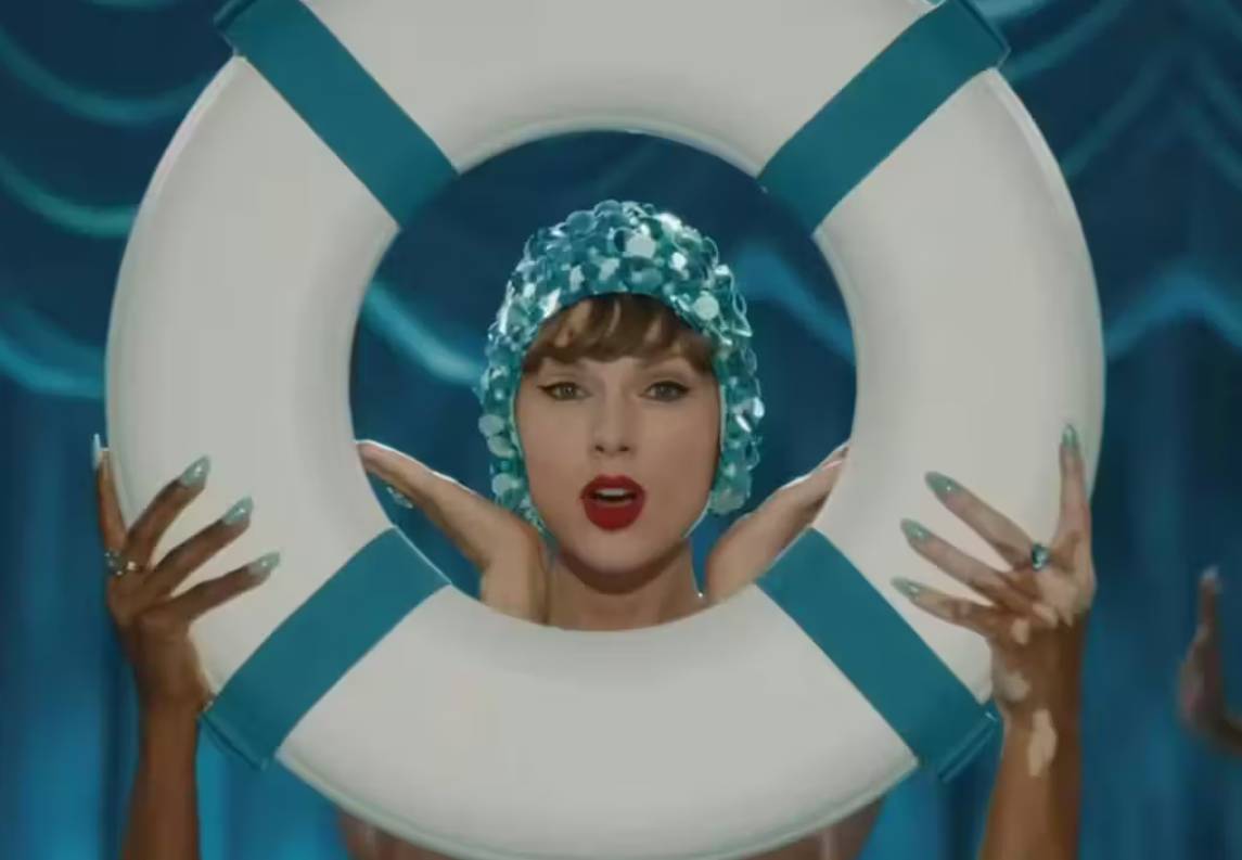 Taylor Swift dalam musik video "The Fate of Ophelia" 
